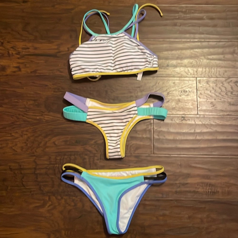 Lot of 3 Victorias Secret bikini. Size XS
